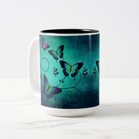 Kleurrijke vlinder fladderen in een tuin harmonie tweekleurige koffiemok (Voorkant links)