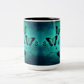 Kleurrijke vlinder fladderen in een tuin harmonie tweekleurige koffiemok (Center)