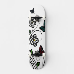 Kleurrijke Vlinders op Witte Bloemen Persoonlijk Skateboard