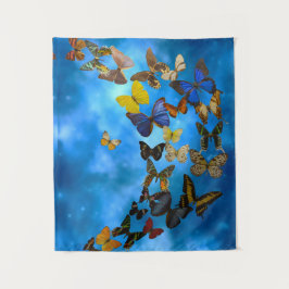 Kleurrijke Vlinders Vliegen Over Blauwe Wolken Wandkleed