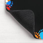 Kleurrijke voetafdrukken op zwart muismat (Hoek)