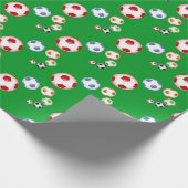 Kleurrijke voetballen op groen cadeaupapier (Hoek)