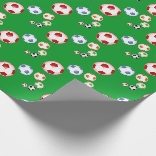 Kleurrijke voetballen op groen cadeaupapier (Hoek)