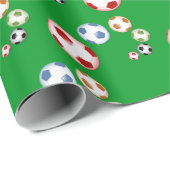Kleurrijke voetballen op groen cadeaupapier (Rol Hoek)