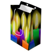 Kleurrijke vogelkaarsen op zwart medium cadeauzakje (Voorkant Gekanteld)