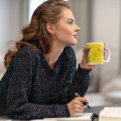 Kleurrijke vogels op een bloemenmilieu tweekleurige koffiemok