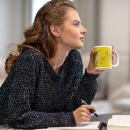 Kleurrijke vogels op een bloemenmilieu tweekleurige koffiemok