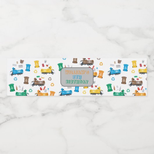 Kleurrijke vuilniswagens en -bakken van afgelopen  waterfles etiket (Enkel label)