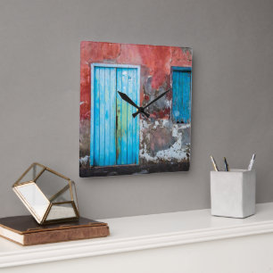 Kleurrijke wand, deur en sluitingen vierkante klok