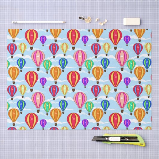 Kleurrijke warme luchtballonnen in de lucht tissuepapier (Craft)