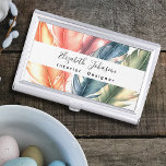 Kleurrijke Waterverf Feathers Black Script Naam Visitekaarthouder<br><div class="desc">Maak een blijvende indruk met deze kleurrijke Waterverf Feathers Black Script Name Business Card Case! Het levendige ontwerp heeft een stijlvol waterverf-doezelpatroon in tinten groen, blauw, roze, sinaasappel en paarse op een witte achtergrond. Personaliseer de witte streep met jouw naam en beroep in elegante zwarte scripttypografie voor een chique, professionele...</div>