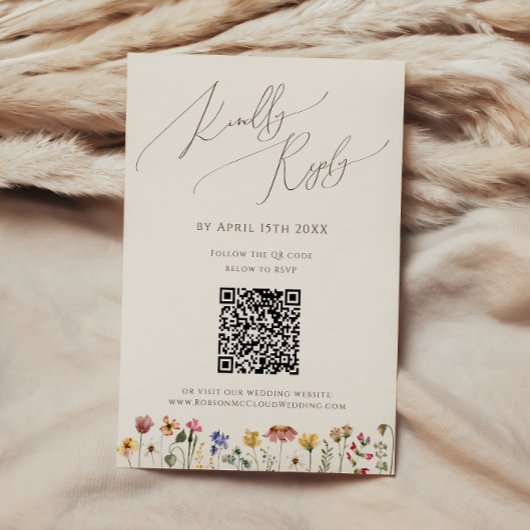 Kleurrijke wilde bloem | Beige QR-code RSVP Kaartje