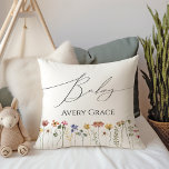 Kleurrijke wilde bloem met Baby naam Kussen<br><div class="desc">Deze kleurrijke wilde bloem met baby-naamwerpkussen is ideaal voor uw eenvoudige, grillige, boho regenboog zomerse baby shower. De felle, betoverde roze, gele, oranje en gouden kleurbloemen geven dit product het gevoel van een minimalistische, elegante, hippie-voorjaarstuin. Het moderne ontwerp is kunstzinnig en delicaat, met een klassieke aardse weide die in waterverf...</div>