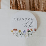 Kleurrijke wilde bloem oma te zijn ronde button 5,7 cm<br><div class="desc">Deze kleurrijke wilde bloem oma-to-be knop is ideaal voor uw eenvoudige, grillige, boho regenboog zomerse baby shower. De felle, betoverde roze, gele, oranje en gouden kleurbloemen geven dit product het gevoel van een minimalistische, elegante, hippie-voorjaarstuin. Het moderne ontwerp is kunstzinnig en delicaat, met een klassieke aardse weide die in waterverf...</div>