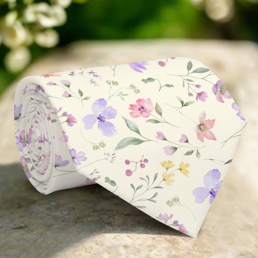 Kleurrijke wilde bloem op lichtgele achtergrond stropdas