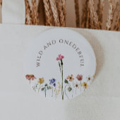 Kleurrijke wilde bloemen en een prachtige verjaard ronde button 5,7 cm