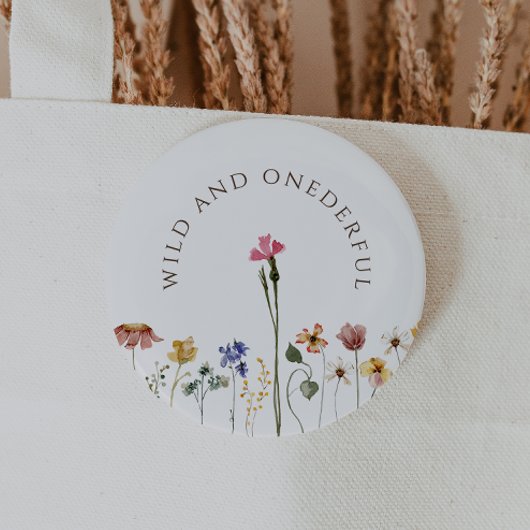 Kleurrijke wilde bloemen en een prachtige verjaard ronde button 5,7 cm