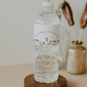 Kleurrijke wilde bloemen en een prachtige verjaard waterfles etiket