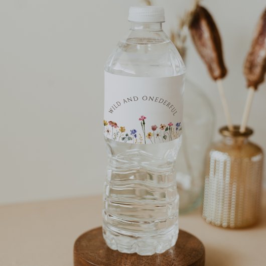 Kleurrijke wilde bloemen en een prachtige verjaard waterfles etiket