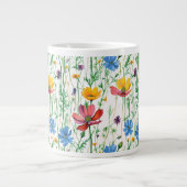 Kleurrijke wilde bloemen en groen gras grote koffiekop (Voorkant)