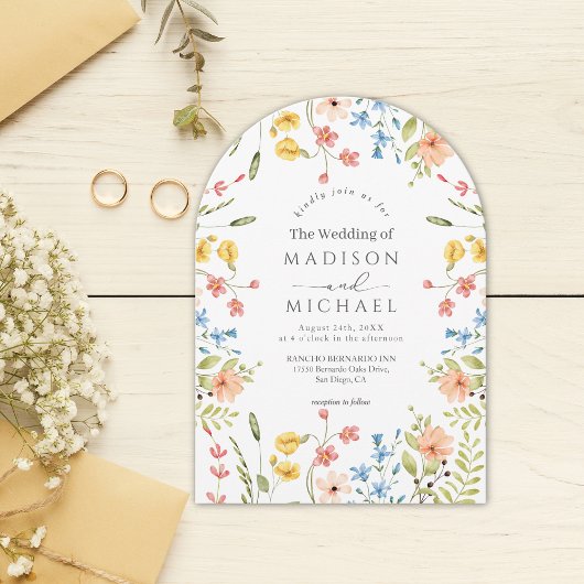 Kleurrijke wilde bloemen rustieke tuin boog bruilo kaart