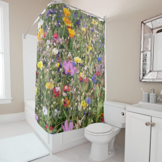 Kleurrijke wilde bloemenweide, levendig patroon. douchegordijn (In situ)