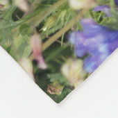 Kleurrijke wilde bloemenweide, levendig patroon. fleece deken (Hoek)