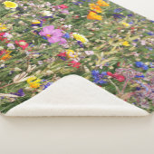 Kleurrijke wilde bloemenweide, levendig patroon. sherpa deken (3/4)