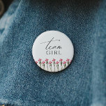 Kleurrijke Wildflower Geslacht Onthullen Team Meis Ronde Button 5,7 Cm<br><div class="desc">Deze kleurrijke wildflower gender reveal team girl button is ideaal voor je eenvoudige, grillige, boho regenboog zomerse baby shower. De felle, betoverde roze bloemen geven dit product het gevoel van een minimalistische, elegante, hippie voorjaarstuin. Het moderne ontwerp is kunstzinnig en delicaat, met een klassieke aardse weide die in waterverf is...</div>