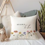 Kleurrijke Wildflower Mama te zijn Kussen<br><div class="desc">Dit kleurrijke wilde bloem mama-to-be kussen is ideaal voor uw eenvoudige, grillige, boho regenboog zomerse baby shower. De felle, betoverde roze, gele, oranje en gouden kleurbloemen geven dit product het gevoel van een minimalistische, elegante, hippie-voorjaarstuin. Het moderne ontwerp is kunstzinnig en delicaat, met een klassieke aardse weide die in waterverf...</div>