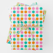 Kleurrijke wolken, confetti en meerkleurige drieho inpakpapier vel (In situ)