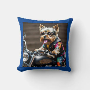 Kleurrijke Yorkie Dog op motorfiets Sierkussen