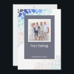 Kleurrijke Zeeen glazen kerstfoto Feestdagenkaart<br><div class="desc">Als je het strand op zoek bent naar een speciale schat en op een prachtig gekleurd stuk zee glas gestuitte,  kun je het plezier van de eenvoudige vorm en doorschijnende kleur begrijpen. Deze kleurrijke interpretatie van zee glazen kleuren zal u herinneren aan warme zomerdagen.</div>