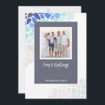 Kleurrijke Zeeen glazen kerstfoto Feestdagenkaart<br><div class="desc">Als je het strand op zoek bent naar een speciale schat en op een prachtig gekleurd stuk zee glas gestuitte,  kun je het plezier van de eenvoudige vorm en doorschijnende kleur begrijpen. Deze kleurrijke interpretatie van zee glazen kleuren zal u herinneren aan warme zomerdagen.</div>