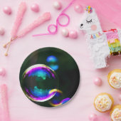 Kleurrijke zeepbellen drijven papieren bordje (Feest)