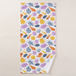 Kleurrijke zeeschelpen op wit badhanddoek