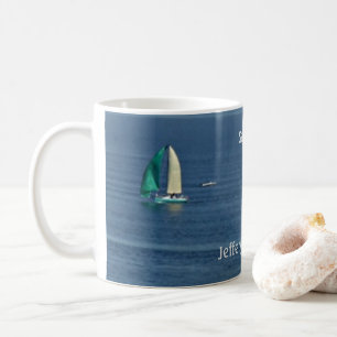 Kleurrijke zeilboten op de oceaan varen op koffiemok