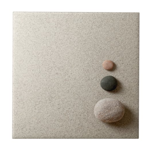 Kleurrijke Zen Stones op Zand Achtergrond Tegeltje (Voorkant)
