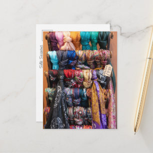Kleurrijke Zijden Sjaals, Levendige Marktmode Briefkaart