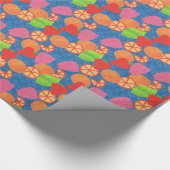 Kleurrijke zomer maakt patroon op diepblauw cadeaupapier (Hoek)