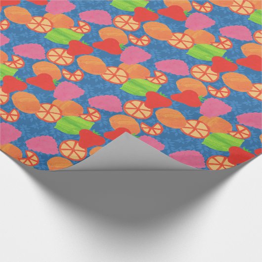 Kleurrijke zomer maakt patroon op diepblauw cadeaupapier (Hoek)