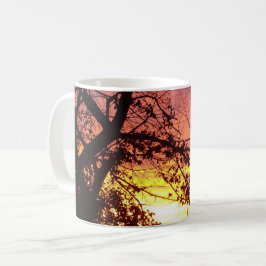 Kleurrijke zonsondergang door haarstomen koffiemok
