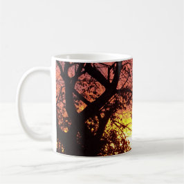 Kleurrijke zonsondergang door haarstomen koffiemok