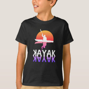 Kleurrijke zonsondergang en kajak t-shirt