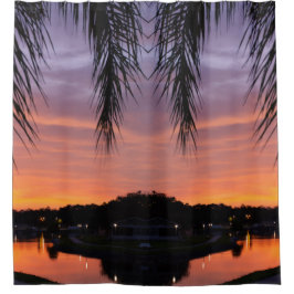 Kleurrijke zonsondergang scène door de palm douchegordijn