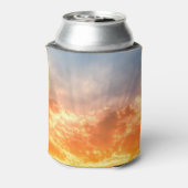 Kleurrijke zonsondergang: vurige hemel schemering. blikjeskoeler (Blikje Achterkant)