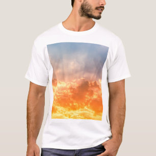 Kleurrijke zonsondergang: vurige hemel schemering. t-shirt