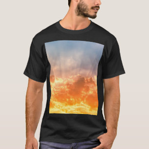Kleurrijke zonsondergang: vurige hemel schemering. t-shirt