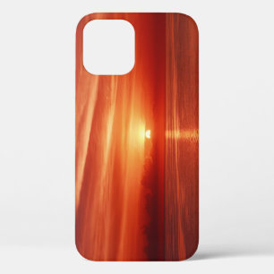 Kleurrijke zonsopgang bij zee, dramatische wolken. Case-Mate iPhone case