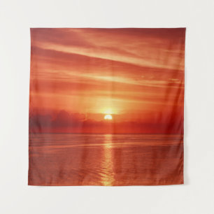 Kleurrijke zonsopgang bij zee, dramatische wolken. wandkleed